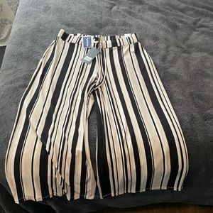 Women’s flowy capris